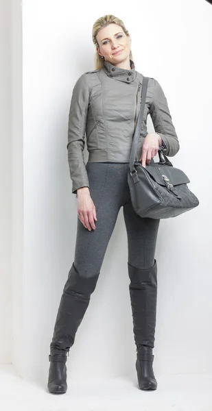 Mujer vestida de gris con un bolso — Foto de Stock