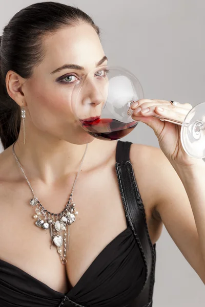 Young woman drinking red wine — Stock Photo, Image