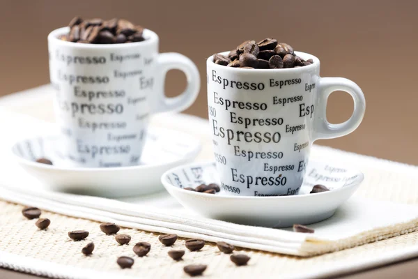 Koffie cups vol met koffie bonen — Stockfoto