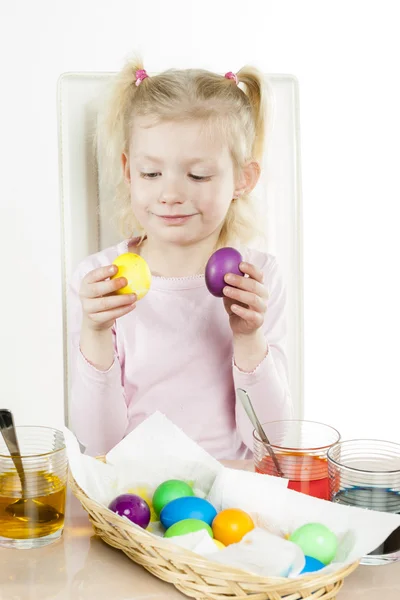 Little girl during Easter eggs coloration — Stock Photo, Image