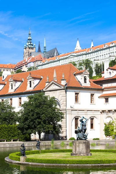 Valdstejnska Garden and Prague Castle — Stock Photo, Image