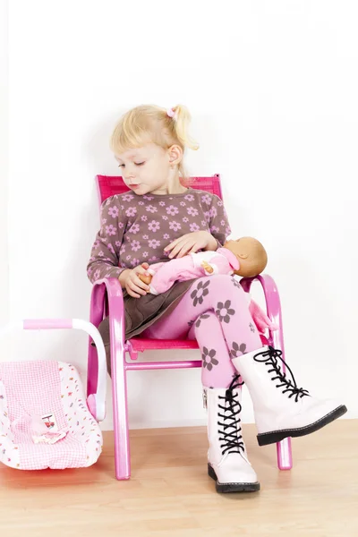 Menina brincando com uma boneca — Fotografia de Stock