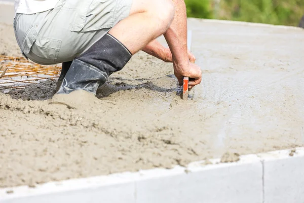 Construction d'une maison avec travailleur — Photo