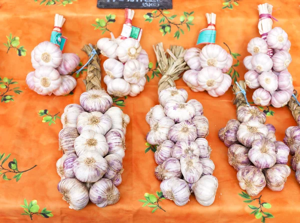 Garlic, market in Forcalquier — Stock Photo, Image