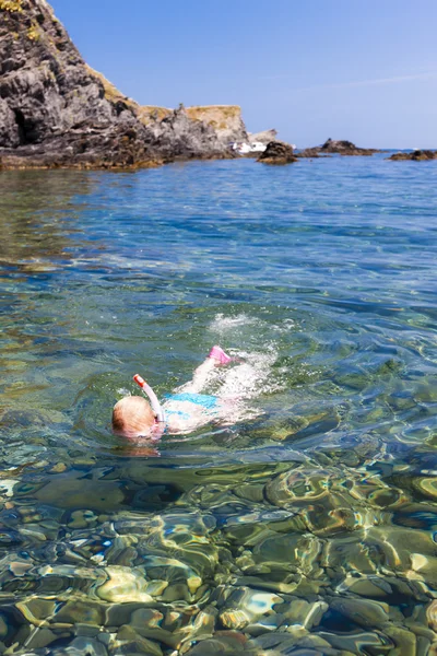 Маленькая девочка плавает с маской в Средиземном море, Франция — стоковое фото