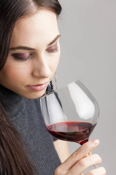 Junge Frau mit einem Glas Rotwein — Stockfoto