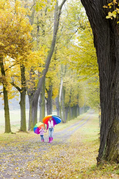 Madre e sua figlia con gli ombrelli — Foto Stock