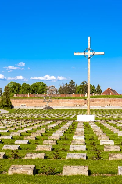 Pequeña fortaleza Theresienstadt con cementerio — Foto de Stock