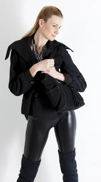 Женщина в черной одежде с сумочкой — стоковое фото