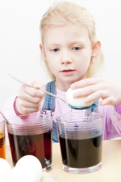 Petite fille pendant la coloration des oeufs de Pâques — Photo