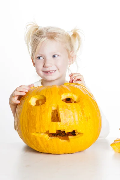 Girl carving pumpkin for Halloween — Stock Photo, Image