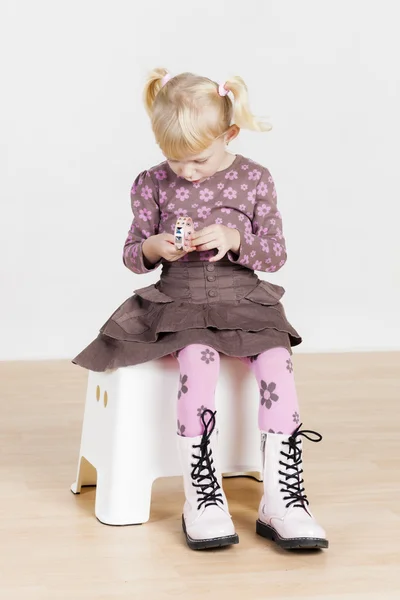 Niña con un brazalete — Foto de Stock