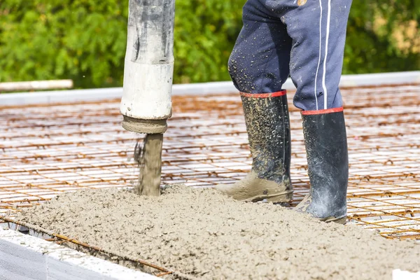 Travailleur à la construction d'une maison — Photo