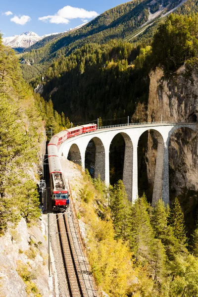 Trainen op Rhätische Bahn, Landwasserviadukt — Stockfoto