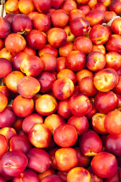 Plums, market in Nyons, Rhone-Alpes — Stock Photo, Image