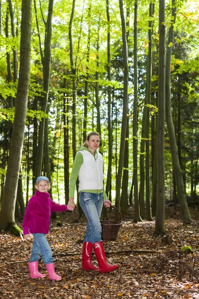 Mamma med sin dotter plocka svamp — Stockfoto