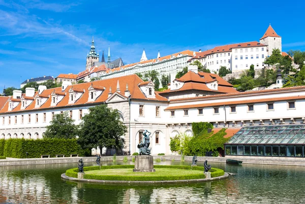 Valdstejnska Bahçe ve Prag Kalesi — Stok fotoğraf