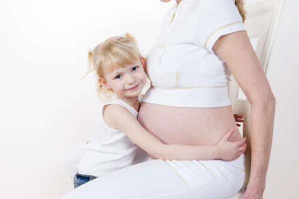 Chica con su madre embarazada — Foto de Stock