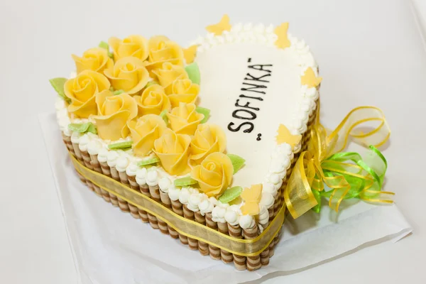 Bolo de aniversário com rosas amarelas — Fotografia de Stock