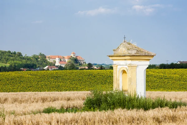 Tortura de Dios con campo de girasol y castillo de Jaroslavice — Foto de Stock