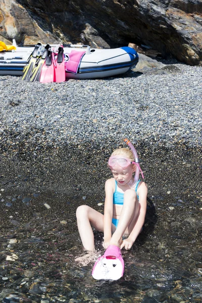 Bambina sulla spiaggia in mare pronta per lo snorkeling — Foto Stock