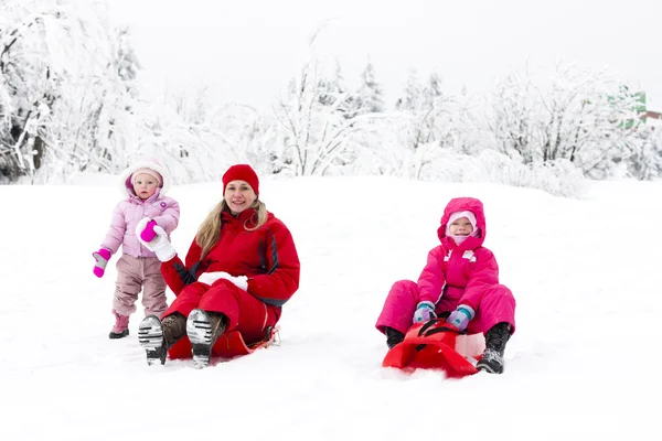 Porträt einer Frau im Winter mit Töchtern — Stockfoto