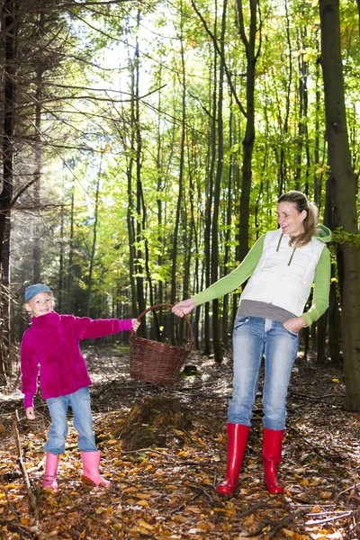 Mamma med sin dotter plocka svamp — Stockfoto