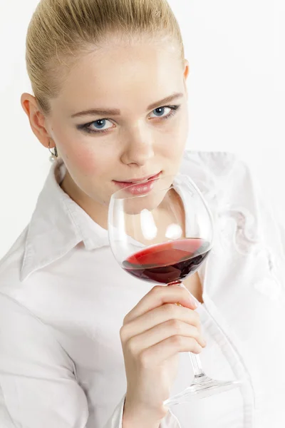 Jonge vrouw drinken van rode wijn — Stockfoto