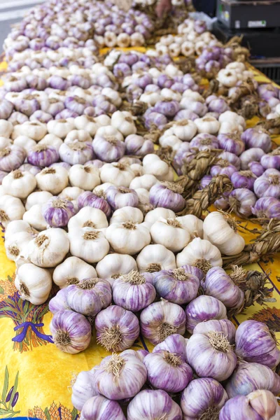 Garlic, market in Nyons, Rhone-Alpes — Stock Photo, Image
