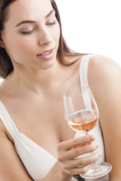 Junge Frau mit einem Glas Rosenwein — Stockfoto