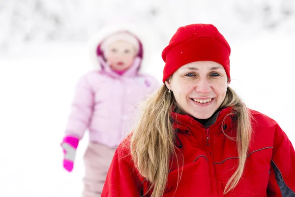 Porträtt av mor med lilla dotter på vintern — Stockfoto