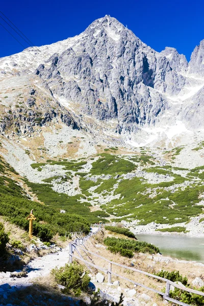 Lomnicky peak und skalnate tarn, vysoke tatry — Stockfoto