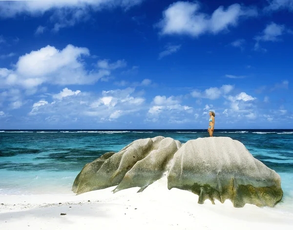 Mujer en Anse Source D 'Argent, La Digue —  Fotos de Stock