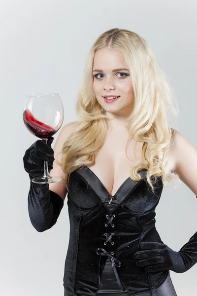 Jeune femme avec un verre de vin rouge — Photo