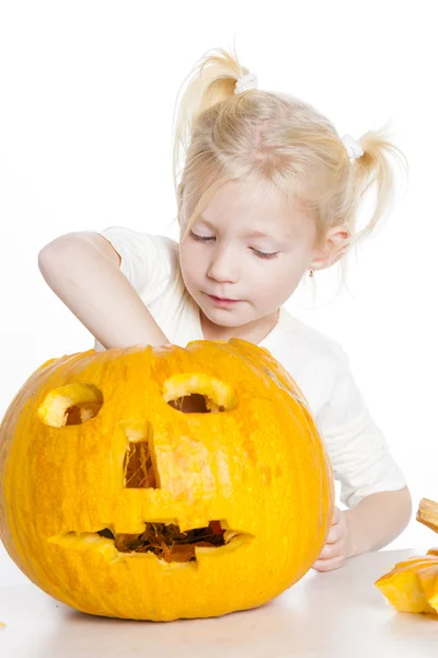 Girl carving pumpkin for Halloween — Stock Photo, Image