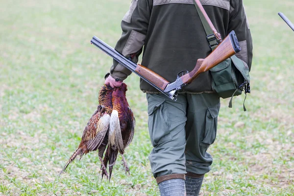 Hunter caminando con una trampa —  Fotos de Stock