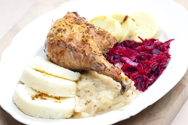 Carne de pato assada com bolinhos — Fotografia de Stock