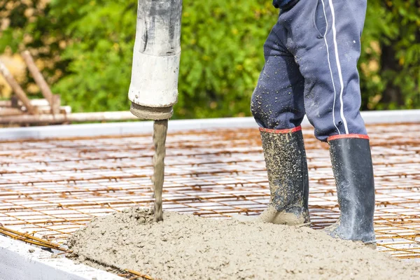 Construcción de una casa y de un trabajador — Foto de Stock