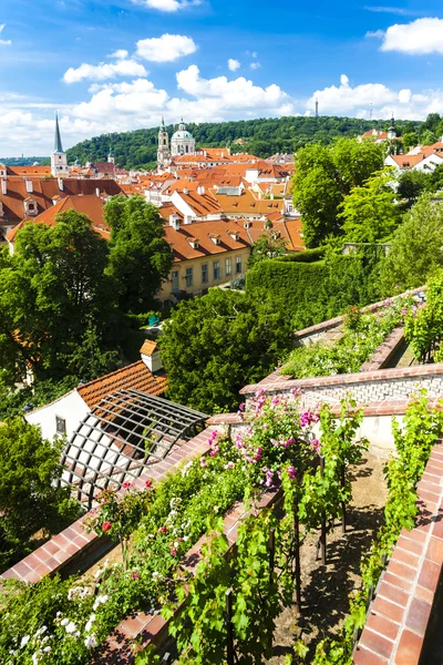 Ledeburska trädgård och kyrkan Saint Nicholas, Prag — Stockfoto