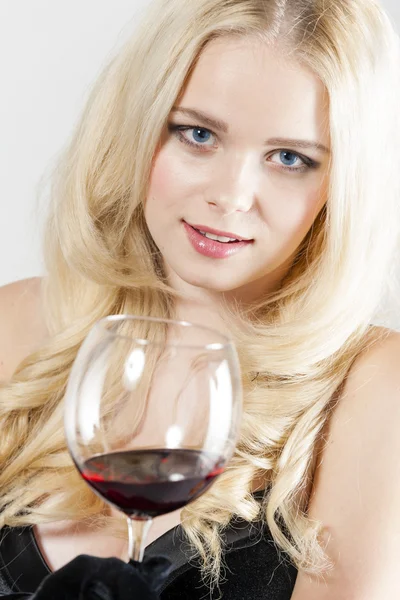 Junge Frau mit einem Glas Rotwein Stockbild