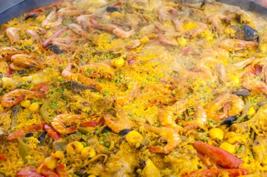 Paella deniz ürünleri, Forcalquier pazarda ile