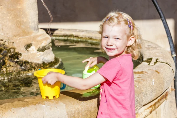 Bambina che gioca alla fontana, Ajonc, Provenza, Francia — Foto Stock