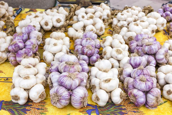 大蒜，在 Nyons，法国罗纳-阿尔卑斯大区的市场 — 图库照片