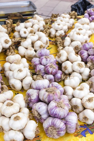 Garlic, market in Nyons, Rhone-Alpes, France — Stock Photo, Image