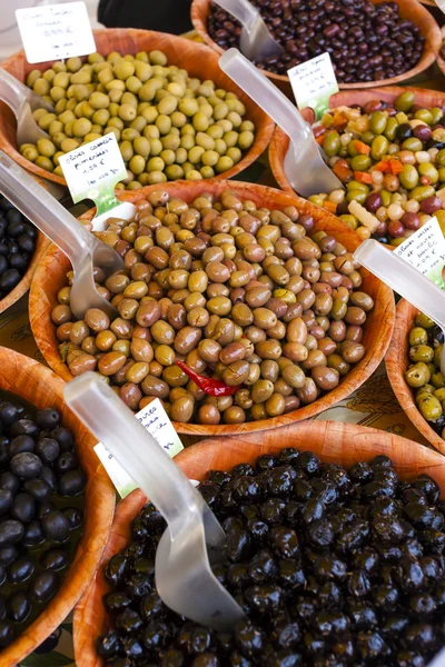 Olijven, markt in Nyons, Rhone-Alpes, Frankrijk — Stockfoto