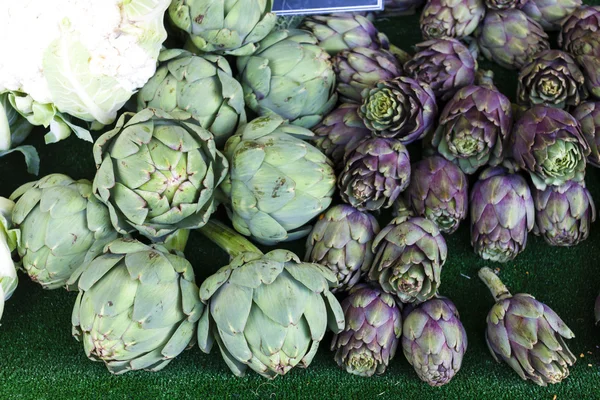 Artichokes, market in Forcalquier — Stock Photo, Image