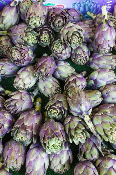 Artichokes, market in Forcalquier — Stock Photo, Image