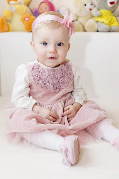 Niña pequeña con vestido rosa —  Fotos de Stock