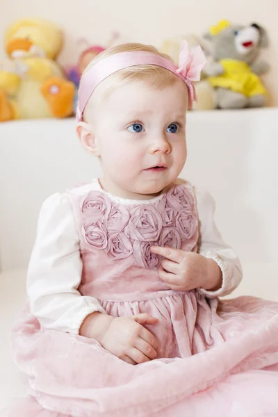 Ragazza del bambino che indossa un vestito rosa — Foto Stock