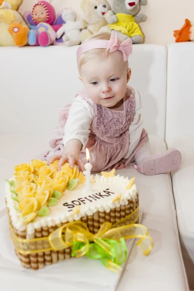 Ragazza del bambino con la sua torta di compleanno — Foto Stock